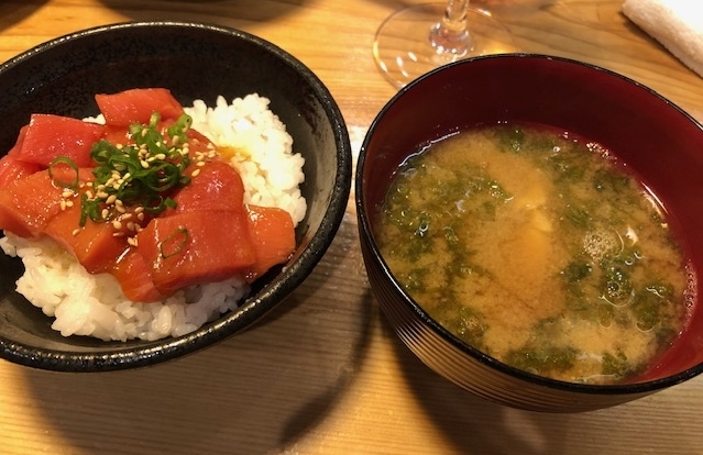 マグロは背中の肉だそう。味噌汁はあおさ まぐろ漬け丼と味噌汁